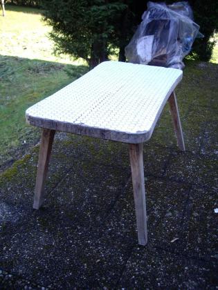 Table mi-haute carrelée à 6 €