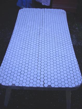 Table mi-haute carrelée à 6 €