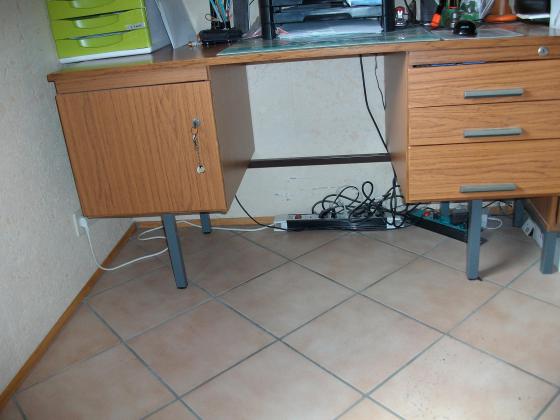 Bureau solide sur pieds métalliques