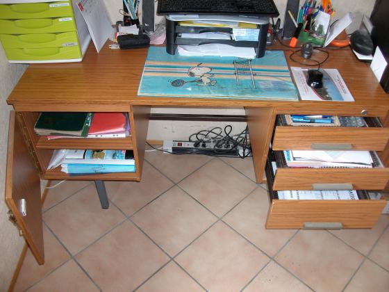 Bureau solide sur pieds métalliques