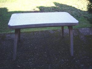 Table mi-haute carrelée à 6 €