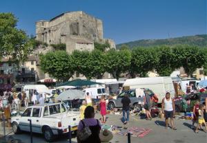 Marché aux puces à LA VOULTE SUR rhone