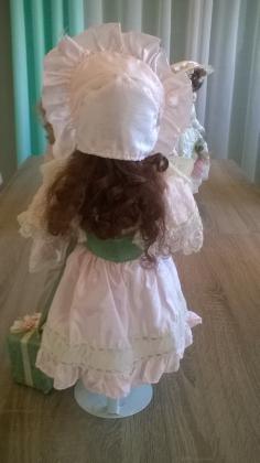 POUPÉE DE COLLECTION EN PORCELAINE 45 cm AVEC SUPPORT