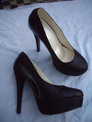 Escarpins Noir Brillant pt 39 talons 14 cm-neufs