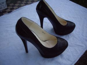 Escarpins Noir Brillant pt 39 talons 14 cm-neufs