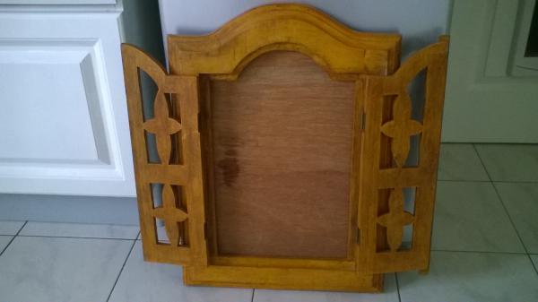 Porte miroir en bois sculpté à deux vantaux