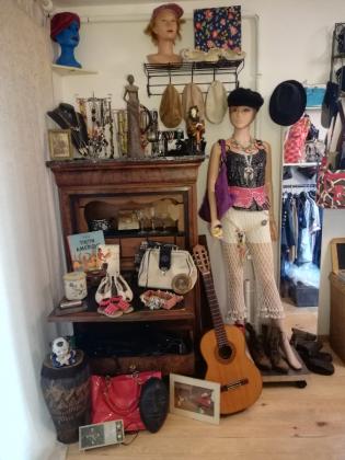 Friperie brocante recyclerie les fleurs de charlotte à Roquebrune sur Argens/ 2eme vie 0 gâchis / ouverture sur rendez vous cause covid au 0610816802.