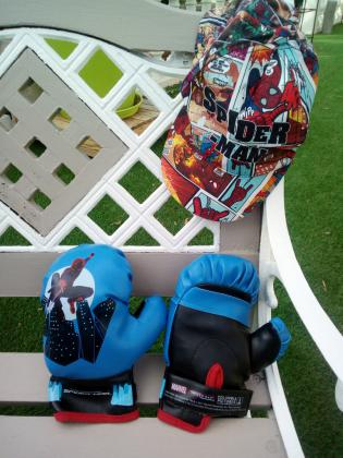 Gants de boxe spiderman et casquette