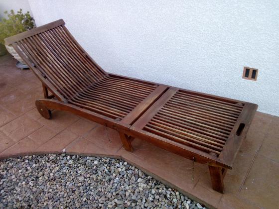 Bain de soleil avec roulettes en teck