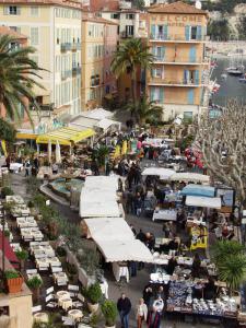 Le marché antiquités et brocante de Villefranche-sur-Mer