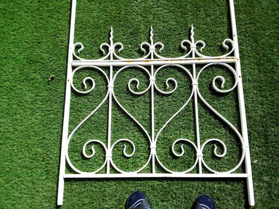 Grille ancienne en fer forgé plein