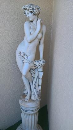 Statue en pierre avec son support