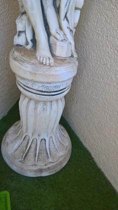 Statue en pierre avec son support