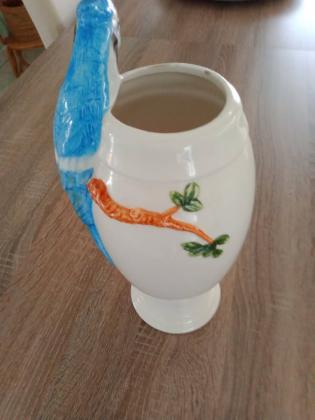 Vase blanc avec oiseau