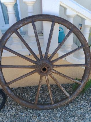 2 roues de charrettes en bois