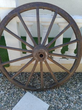 2 roues de charrettes en bois