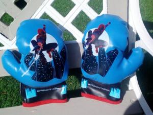 Gants de boxe spiderman et casquette