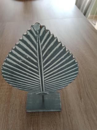 Feuille en bois grise et blanche sur pied