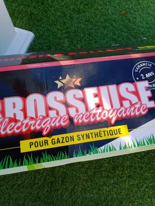 Brosse électrique nettoyante pour gazon synthétique