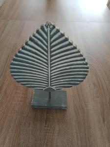 Feuille en bois grise et blanche sur pied