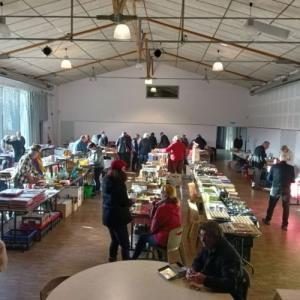 Foire aux collections, objets de vitrines et livres - Clères