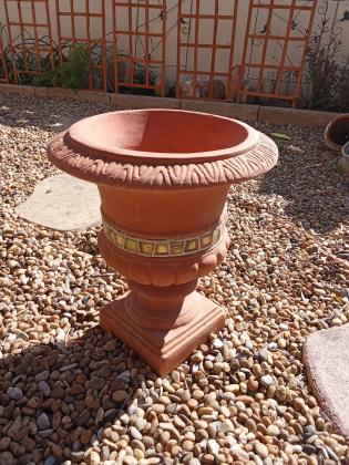 1 Pot en terre cuite sur pied