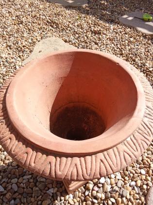 1 Pot en terre cuite sur pied