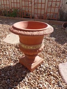 1 Pot en terre cuite sur pied